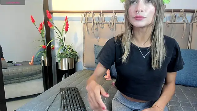 Snapshot of alma_rose_ chatting on 30, 4, 2026 alma rose online show from 30, 4, 2026