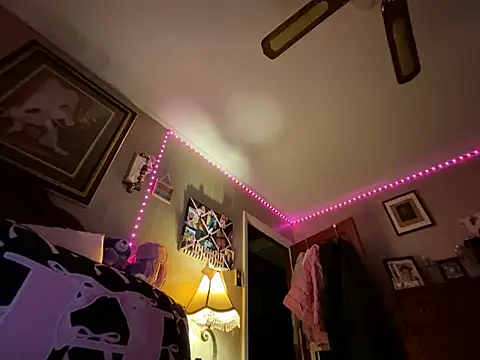 Snapshot of HollyBurst chatting on 8, 4, 2026 HollyBurst online show from 8, 4, 2026