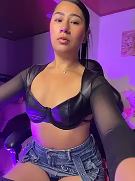 Snapshot of EvelynLeen_ chatting on 13, 4, 2026 EvelynLeen online show from 13, 4, 2026