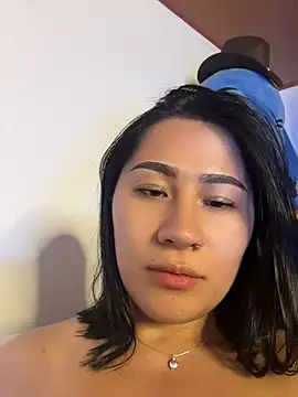 Snapshot of EvelynLeen_ chatting on 13, 5, 2026 EvelynLeen online show from 13, 5, 2026
