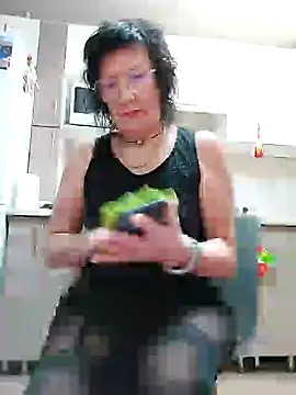 Snapshot of LaliaMia chatting on 2, 2, 2025 LaliaMia online show from 2, 2, 2025