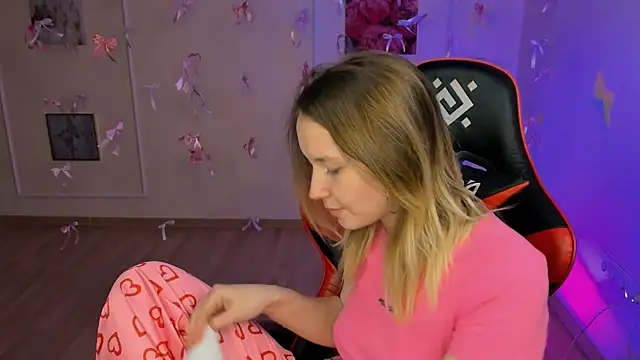 Snapshot of yourella chatting on 13, 4, 2026 yourella online show from 13, 4, 2026