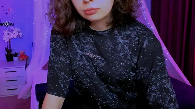 mia mooon  online show from 11, 5, 2026