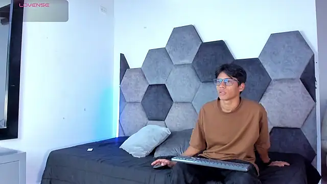 Snapshot of LiamKron chatting on 9, 4, 2026 LiamKron online show from 9, 4, 2026