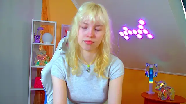 HannahHollis online show from 30, 4, 2026
