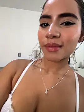 Snapshot of ZaraReyes chatting on 7, 5, 2026 ZaraReyes online show from 7, 5, 2026