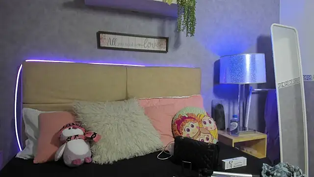 Snapshot of RoxaneBrown chatting on 10, 7, 2026 RoxaneBrown online show from 10, 7, 2026
