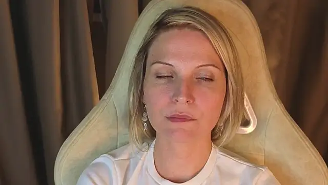 Snapshot of angelina_wings chatting on 15, 4, 2026 angelina wings online show from 15, 4, 2026