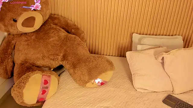 Snapshot of SamanthaBloom chatting on 11, 4, 2026 SamanthaBloom online show from 11, 4, 2026