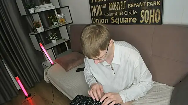 TwinkWhite online show from 17, 5, 2026