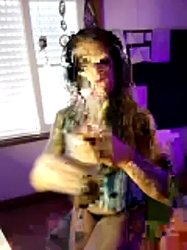 Snapshot of LauKiss chatting on 11, 4, 2026 LauKiss online show from 11, 4, 2026