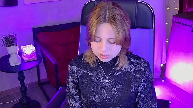 Snapshot of VivienneHebert chatting on 17, 7, 2026 VivienneHebert online show from 17, 7, 2026