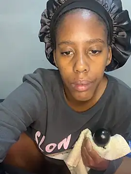 Snapshot of petite_bee chatting on 4, 7, 2026 petite bee online show from 4, 7, 2026