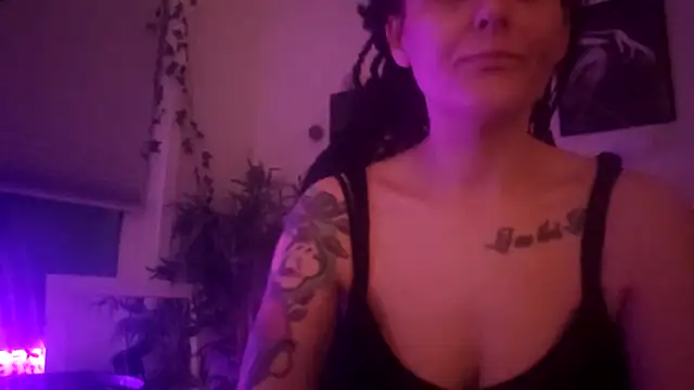 Snapshot of shyhornymommy chatting on 14, 4, 2026 shyhornymommy online show from 14, 4, 2026