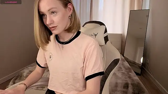Snapshot of EvaHamilton chatting on 14, 6, 2026 EvaHamilton online show from 14, 6, 2026