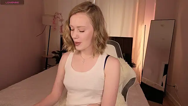 Snapshot of EvaHamilton chatting on 17, 6, 2026 EvaHamilton online show from 17, 6, 2026