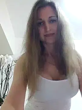 Snapshot of irresistibelle chatting on 28, 4, 2026 irresistibelle online show from 28, 4, 2026