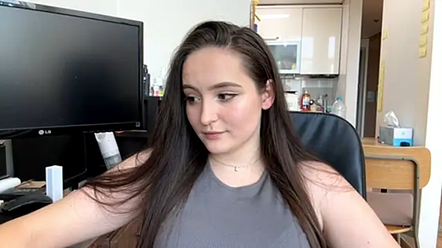 Snapshot of Emilly_Cart chatting on 8, 5, 2026 Emilly Cart online show from 8, 5, 2026