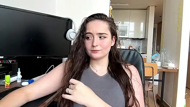Snapshot of Emilly_Cart chatting on 4, 6, 2026 Emilly Cart online show from 4, 6, 2026