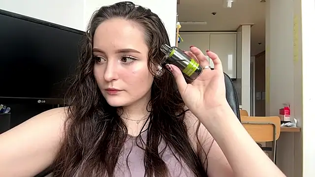 Snapshot of Emilly_Cart chatting on 9, 7, 2026 Emilly Cart online show from 9, 7, 2026