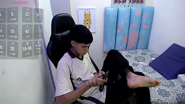 Snapshot of AAA_WHITE chatting on 25, 4, 2026 AAA WHITE online show from 25, 4, 2026