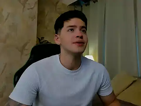 Snapshot of RONNY_COLTON chatting on 4, 5, 2026 RONNY COLTON online show from 4, 5, 2026