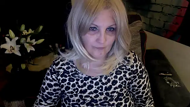 Snapshot of Divineblond chatting on 2, 2, 2025 Divineblond online show from 2, 2, 2025
