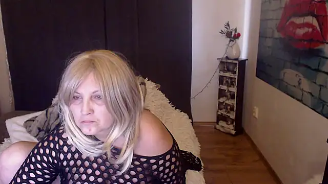 Snapshot of Divineblond chatting on 25, 2, 2025 Divineblond online show from 25, 2, 2025