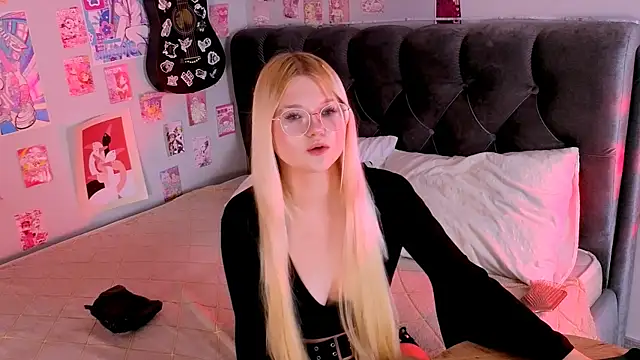 LunariaFox online show from 9, 7, 2026