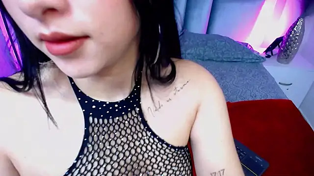 Snapshot of EmmyCastillo chatting on 7, 7, 2026 EmmyCastillo online show from 7, 7, 2026