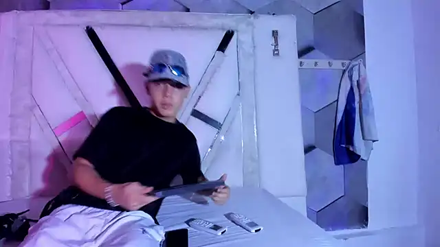 Snapshot of AxelAndCloe chatting on 25, 6, 2026 AxelAndCloe online show from 25, 6, 2026