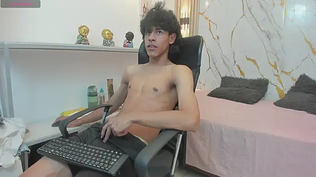 Snapshot of Zayn_Fox32 chatting on 9, 5, 2026 Zayn Fox32 online show from 9, 5, 2026