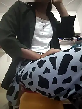 Snapshot of ESHA-LOVE chatting on 4, 5, 2026 ESHA-LOVE online show from 4, 5, 2026