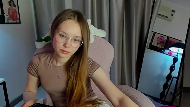 Snapshot of FloraLarsson chatting on 7, 5, 2026 FloraLarsson online show from 7, 5, 2026