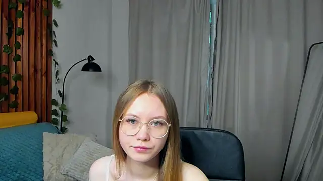 Snapshot of FloraLarsson chatting on 14, 5, 2026 FloraLarsson online show from 14, 5, 2026