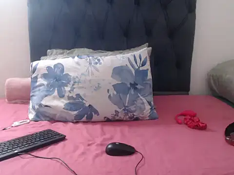 SweetCandyXoxo online show from 13, 5, 2026