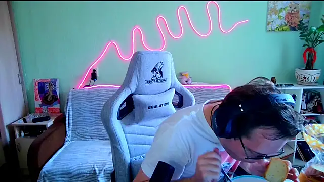 MeLanXolik online show from 13, 5, 2026