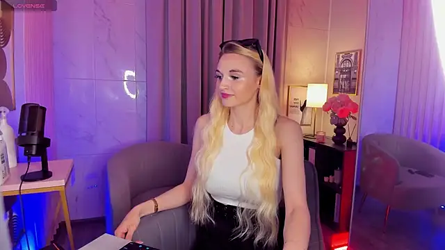 Snapshot of Mila__Lux chatting on 25, 5, 2026 Mila Lux online show from 25, 5, 2026
