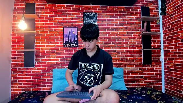Snapshot of Hoot_boyss_ chatting on 4, 6, 2026 Hoot boyss online show from 4, 6, 2026