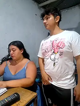 ParejaCurvy20 online show from 30, 6, 2026