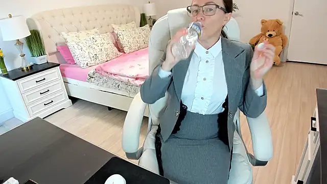 Snapshot of Vika73 chatting on 19, 10, 2025 Vika73 online show from 19, 10, 2025