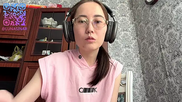 VickieTrudo online show from 12, 6, 2026