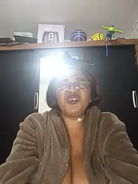 Snapshot of zeebighips chatting on 5, 7, 2026 zeebighips online show from 5, 7, 2026