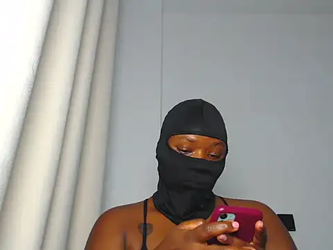 Snapshot of Ebony_heat chatting on 27, 5, 2026 Ebony heat online show from 27, 5, 2026