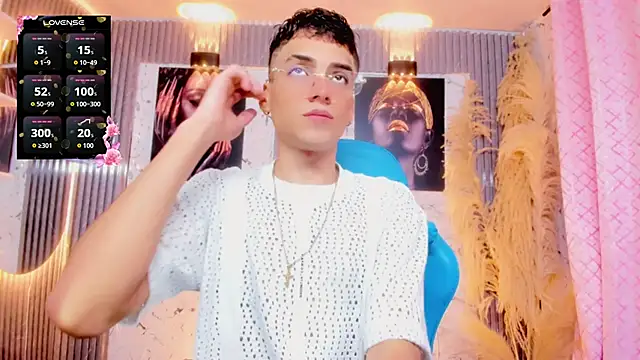 latino boyy  online show from 28, 5, 2026