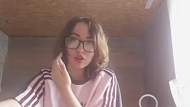 Snapshot of OliviaMoment chatting on 20, 6, 2026 OliviaMoment online show from 20, 6, 2026