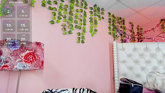 Snapshot of valentinee_xo chatting on 9, 7, 2026 valentinee xo online show from 9, 7, 2026