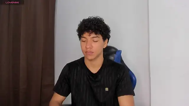 Snapshot of Maximiliano_Young chatting on 4, 6, 2026 Maximiliano Young online show from 4, 6, 2026