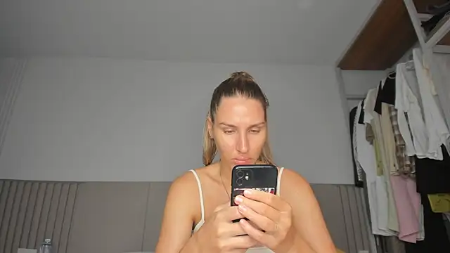 Snapshot of SofiClimbing chatting on 8, 3, 2026 SofiClimbing online show from 8, 3, 2026