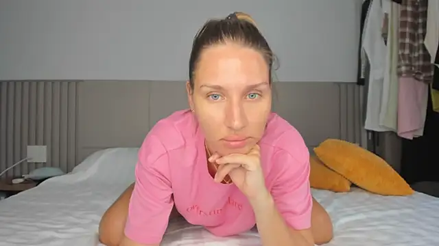 Snapshot of SofiClimbing chatting on 12, 3, 2026 SofiClimbing online show from 12, 3, 2026